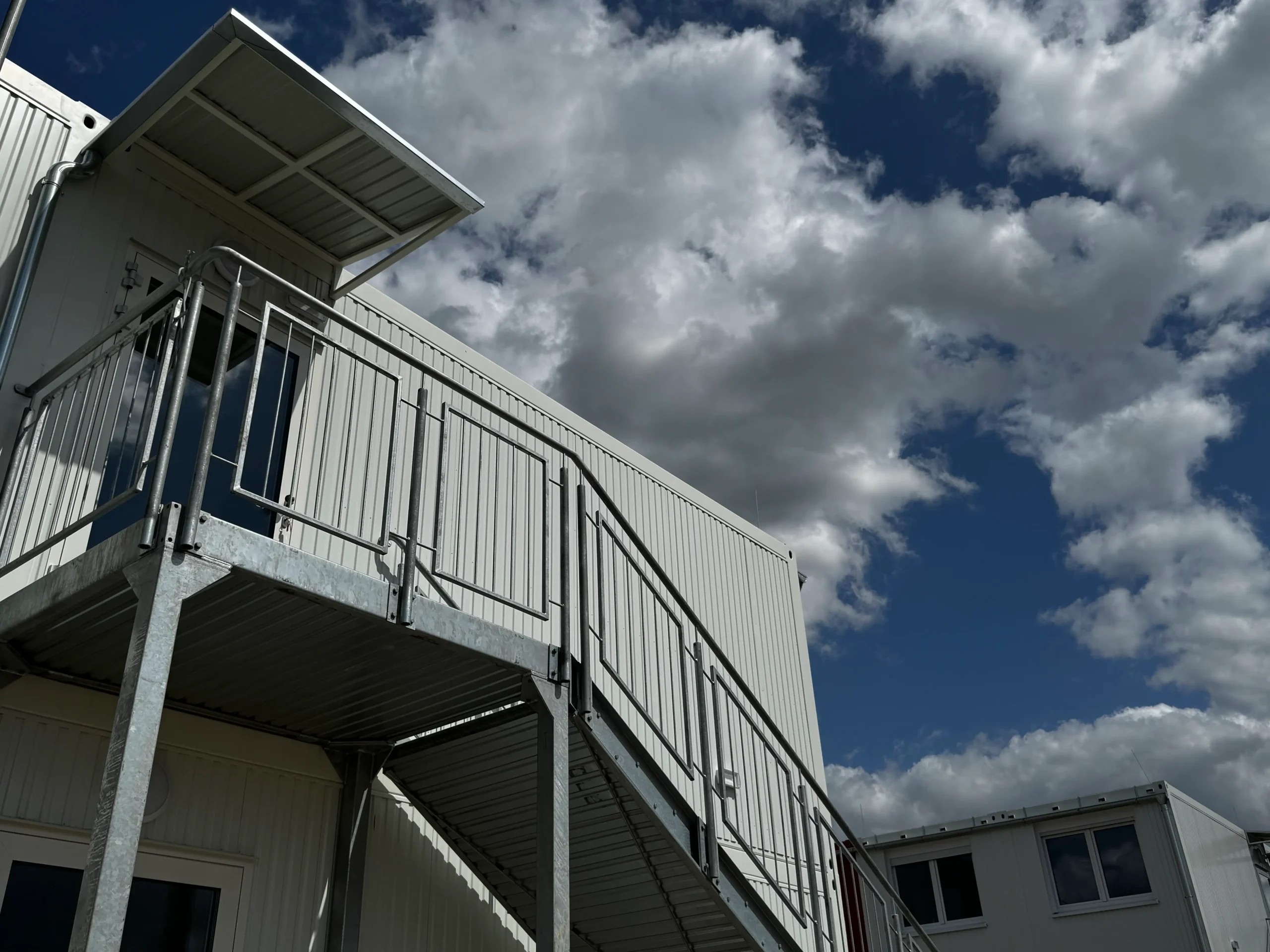 Wohnanlagen für Geflüchtete • Stadt Goch 6 Detailaufnahme eines Treppenaufgangs der Wohnanlage in Modulbauweise der Stadt Goch von außen