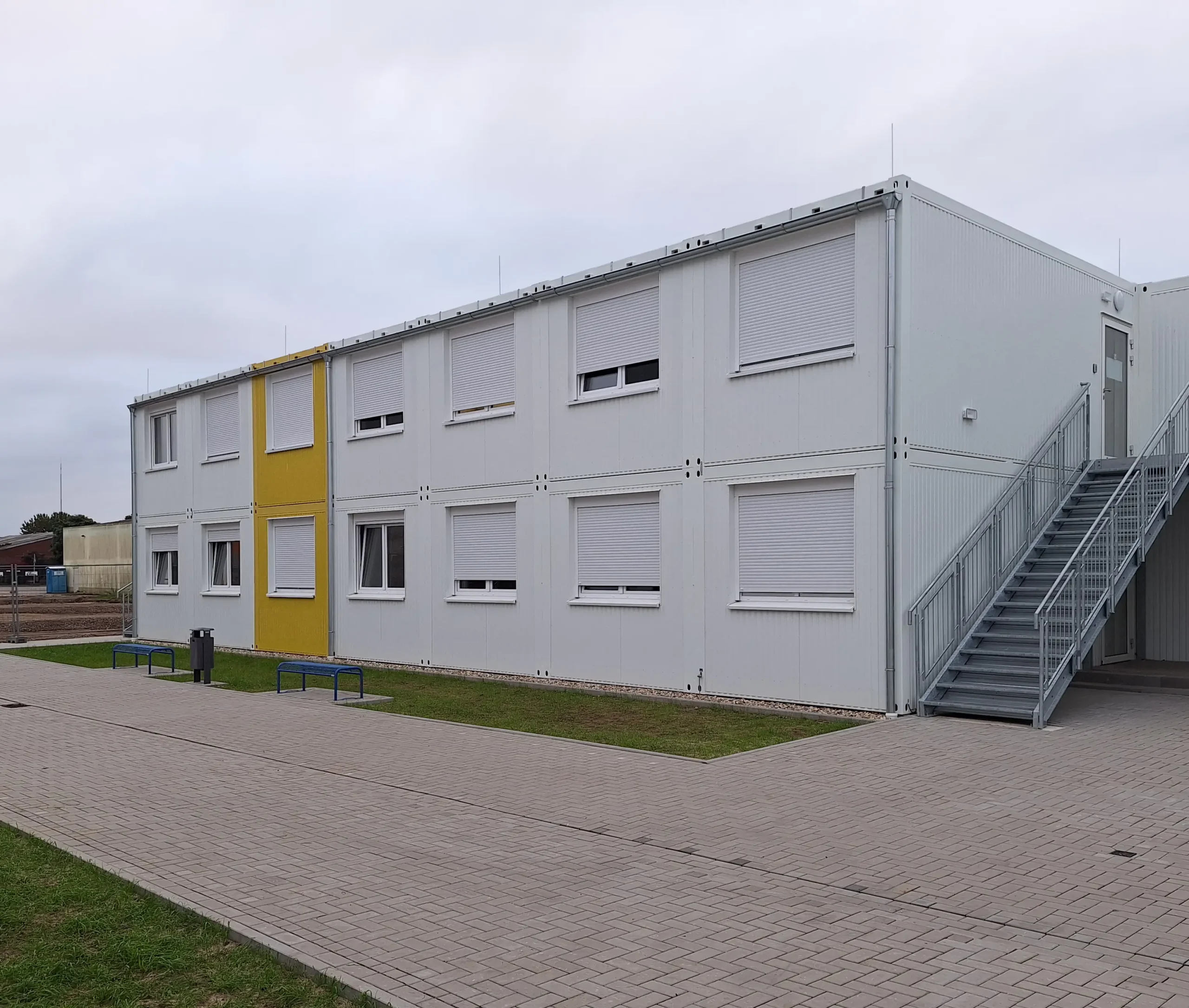 Wohnanlagen für Geflüchtete • Stadt Goch 5 Aufnahme der fertiggestellten Wohnanlage in Modulbauweise der Stadt Goch von außen