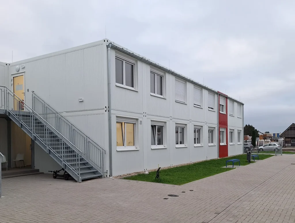 Aufnahme der fertiggestellten Wohnunterkünfte in Modulbauweise der Stadt Goch von außen