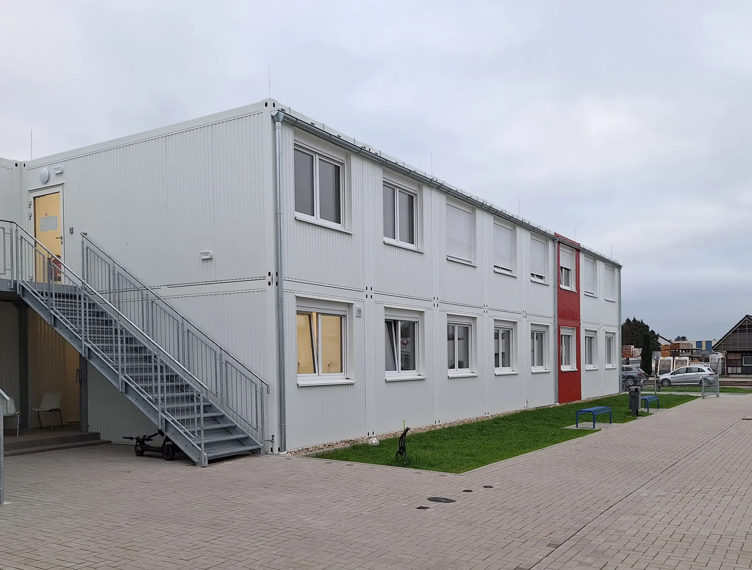Wohnanlagen für Geflüchtete • Stadt Goch 4 Aufnahme der fertiggestellten Wohnunterkünfte in Modulbauweise der Stadt Goch von außen