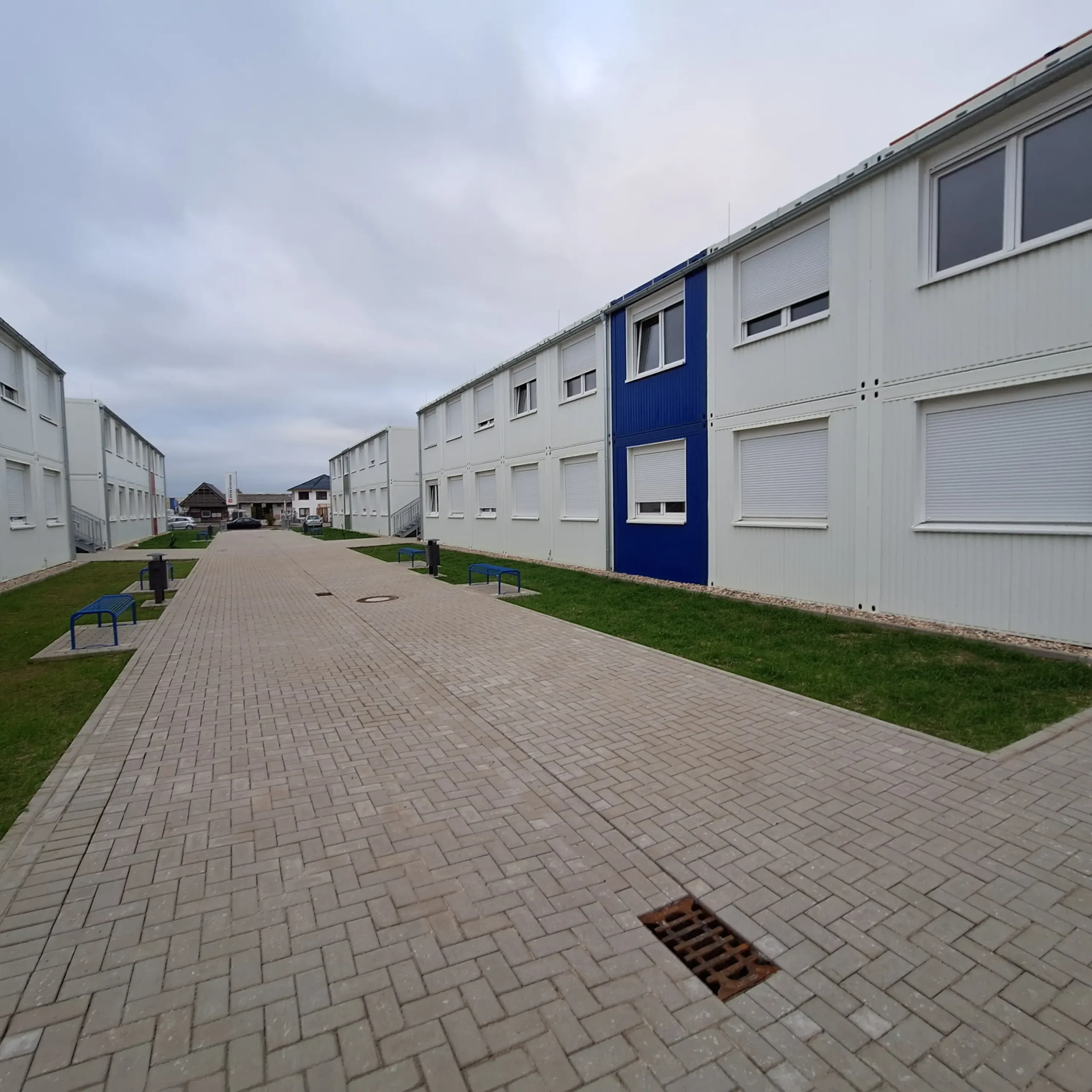 Wohnanlagen für Geflüchtete • Stadt Goch 3 Aufnahme der fertiggestellten Wohnanlage in Modulbauweise der Stadt Goch von außen