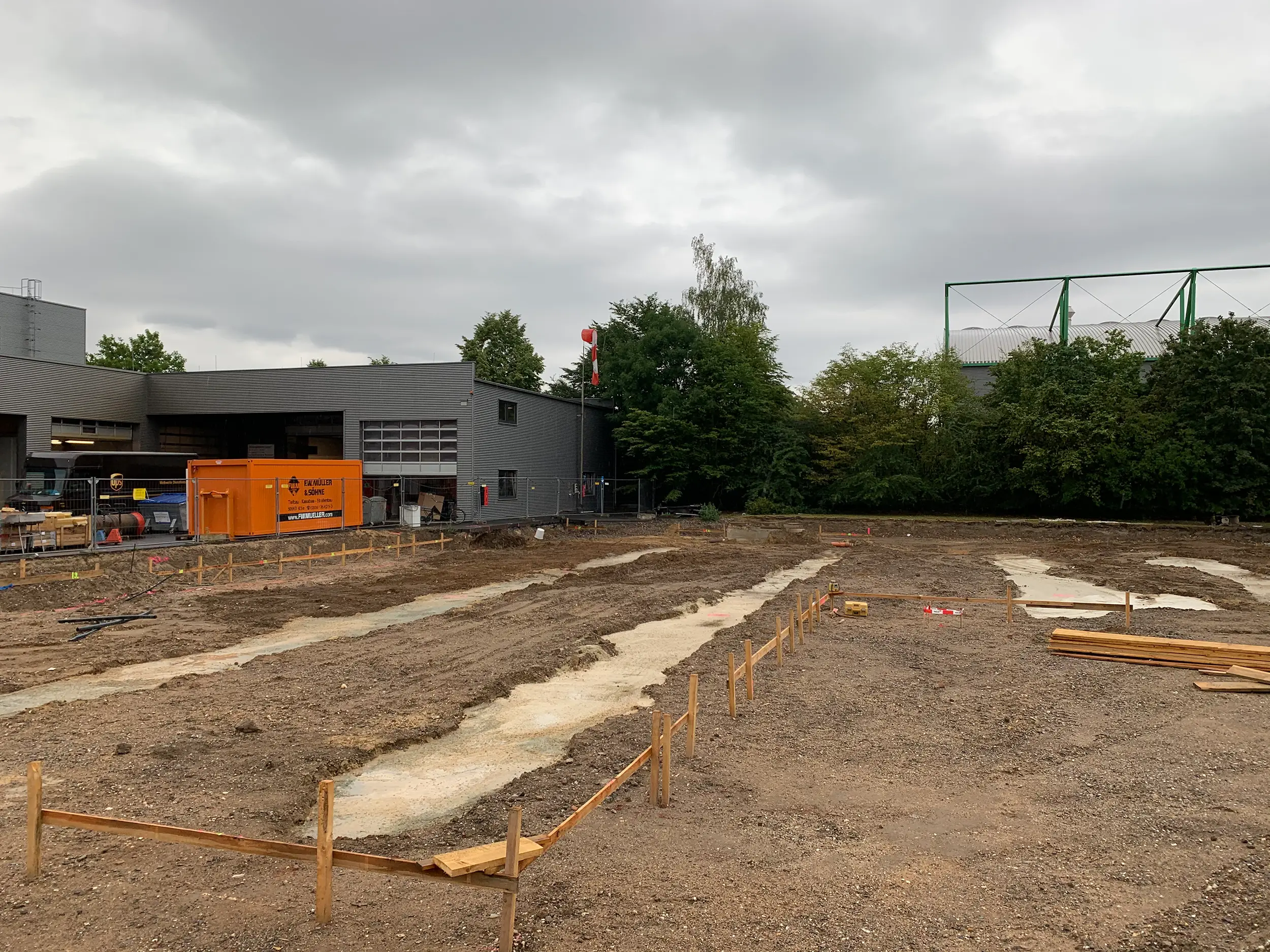 Aufnahme der Baustelle des AVG-Gebäudes, geplant ist eine Ausführung als ökologische Holzbauweise