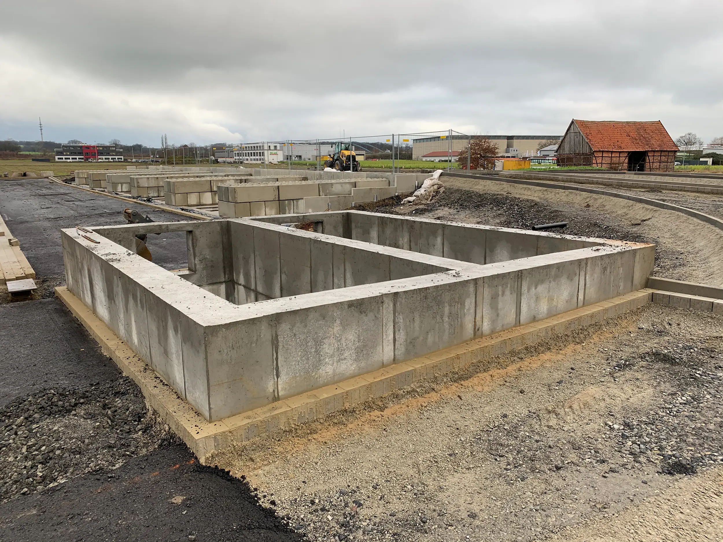 Aufnahme der Baustelle des Wertstoffhofs in Lüdinghausen, das Fundament für die KIP Containermodule ist vorbereitet