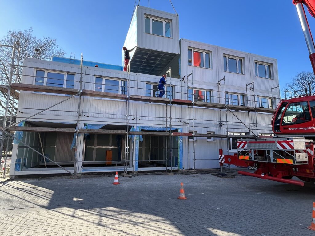 Containeranlage für die Feuerwehr Delmenhorst 1 Aufnahme der Containeranlage der Delmenhorster Feuerwerk, wo ein weiterer Container mit Kran angeliefert wird