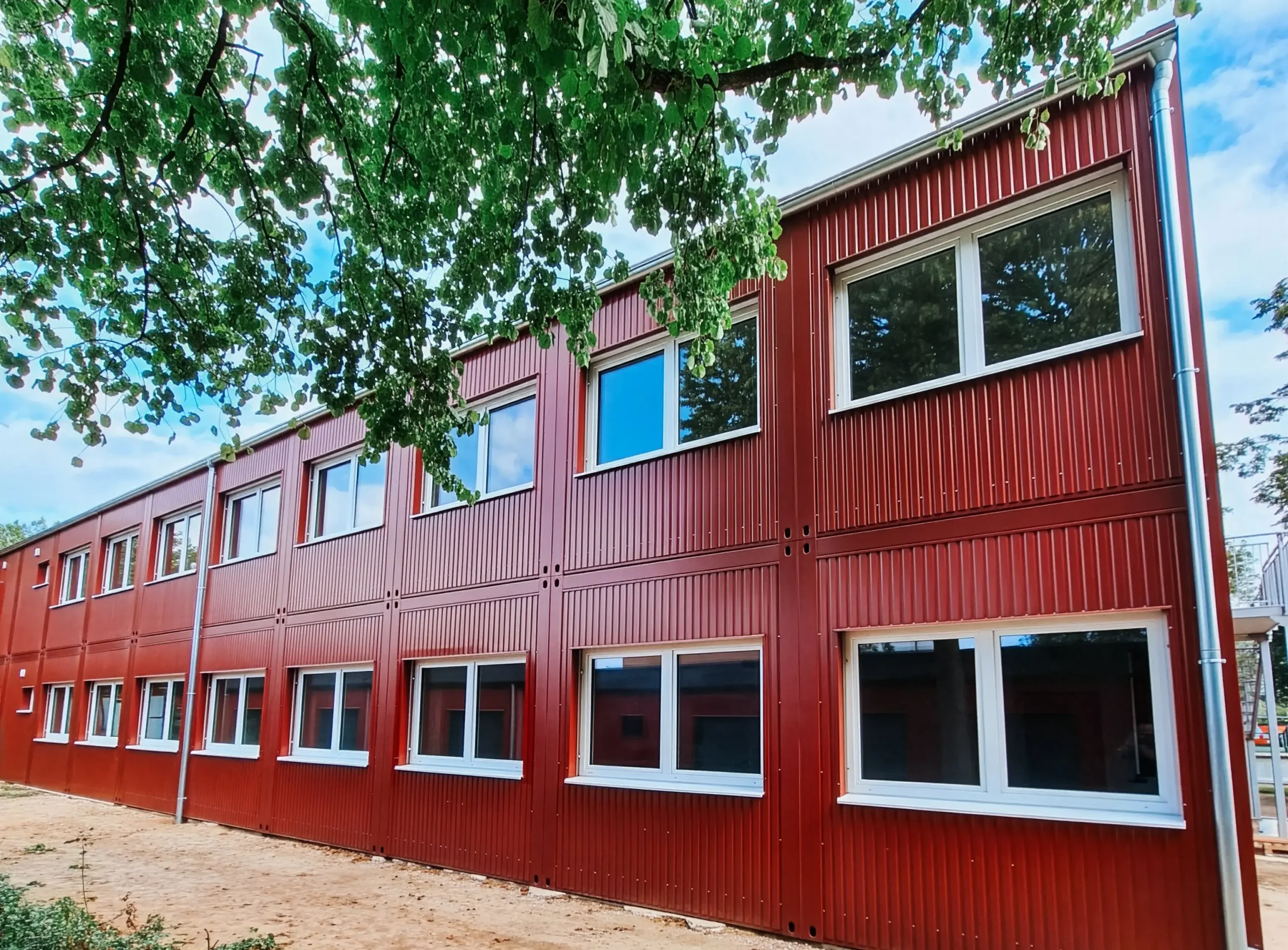 Detailaufnahme der roten Fassade der zweistöckigen Erweiterung in Rheine