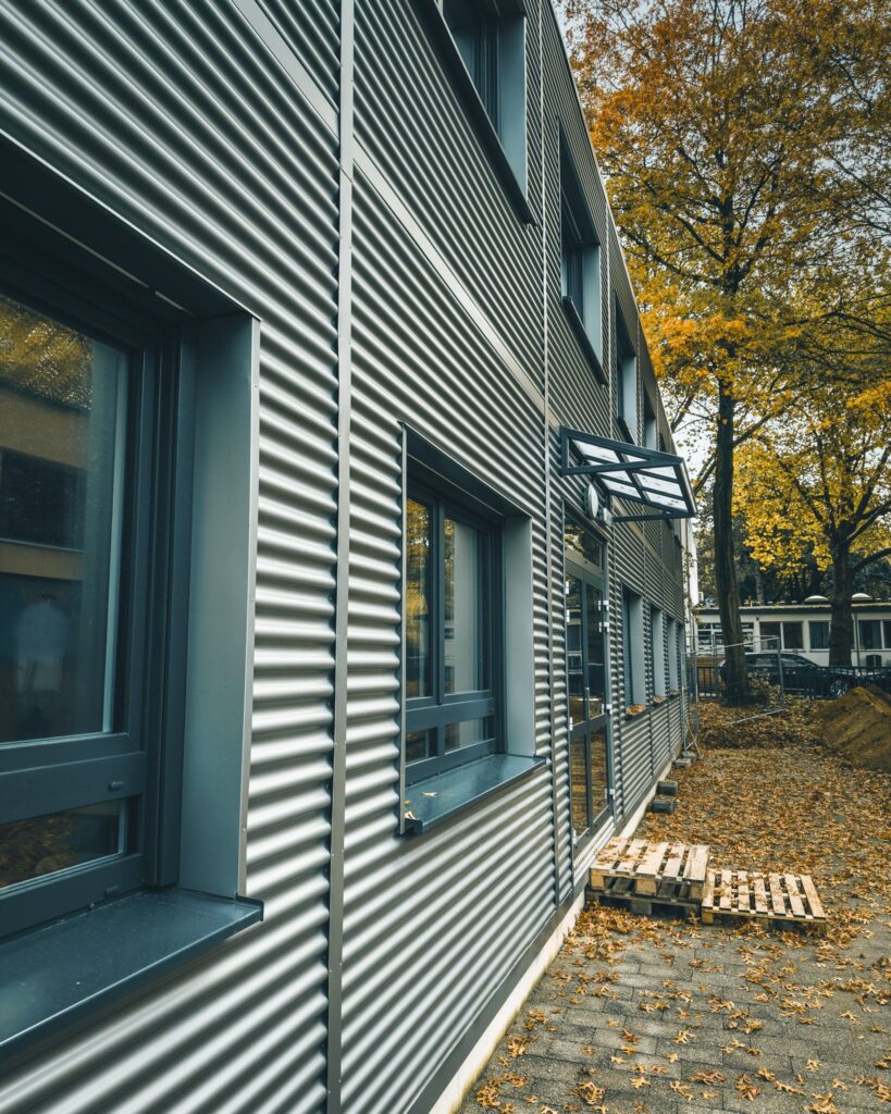 Modulbau-Erweiterung für das Bertha-von-Suttner Gymnasium 2 Detailaufnahme der Modulbau-Erweiterung des Bertha-von-Suttner-Gymnasiums von Außen