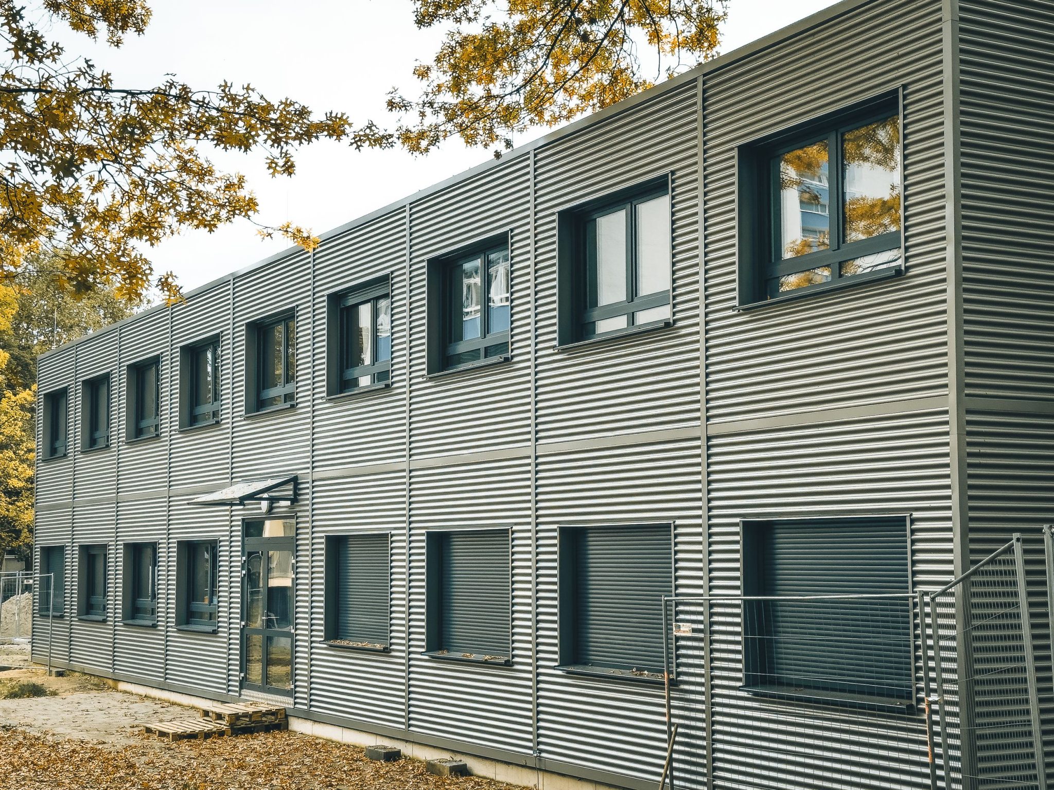 Detailaufnahme der Schulerweiterung des Bertha-von-Suttner-Gymnasiums von Außen