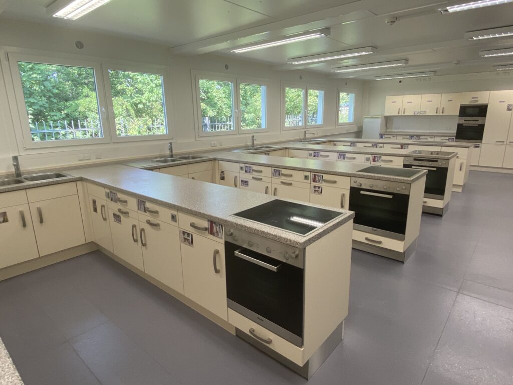 Fertigstellung der Container-Schule Dorsten 1 Aufnahme des Koch-Unterrichtsraums in der Interimsschule Dorsten, errichtet als Containeranlage