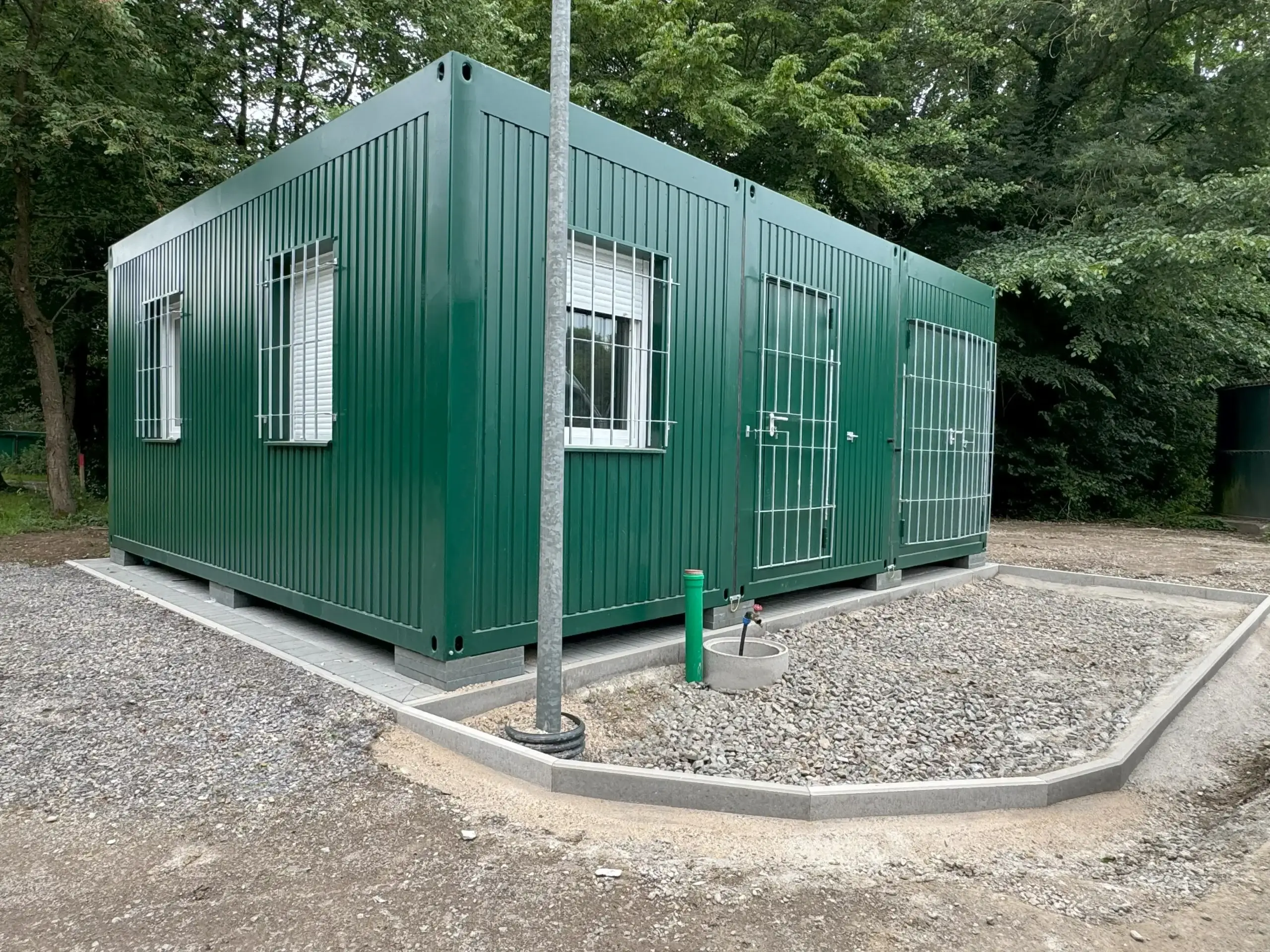 Außenaufnahme des grünen Materialcontainers in Goch