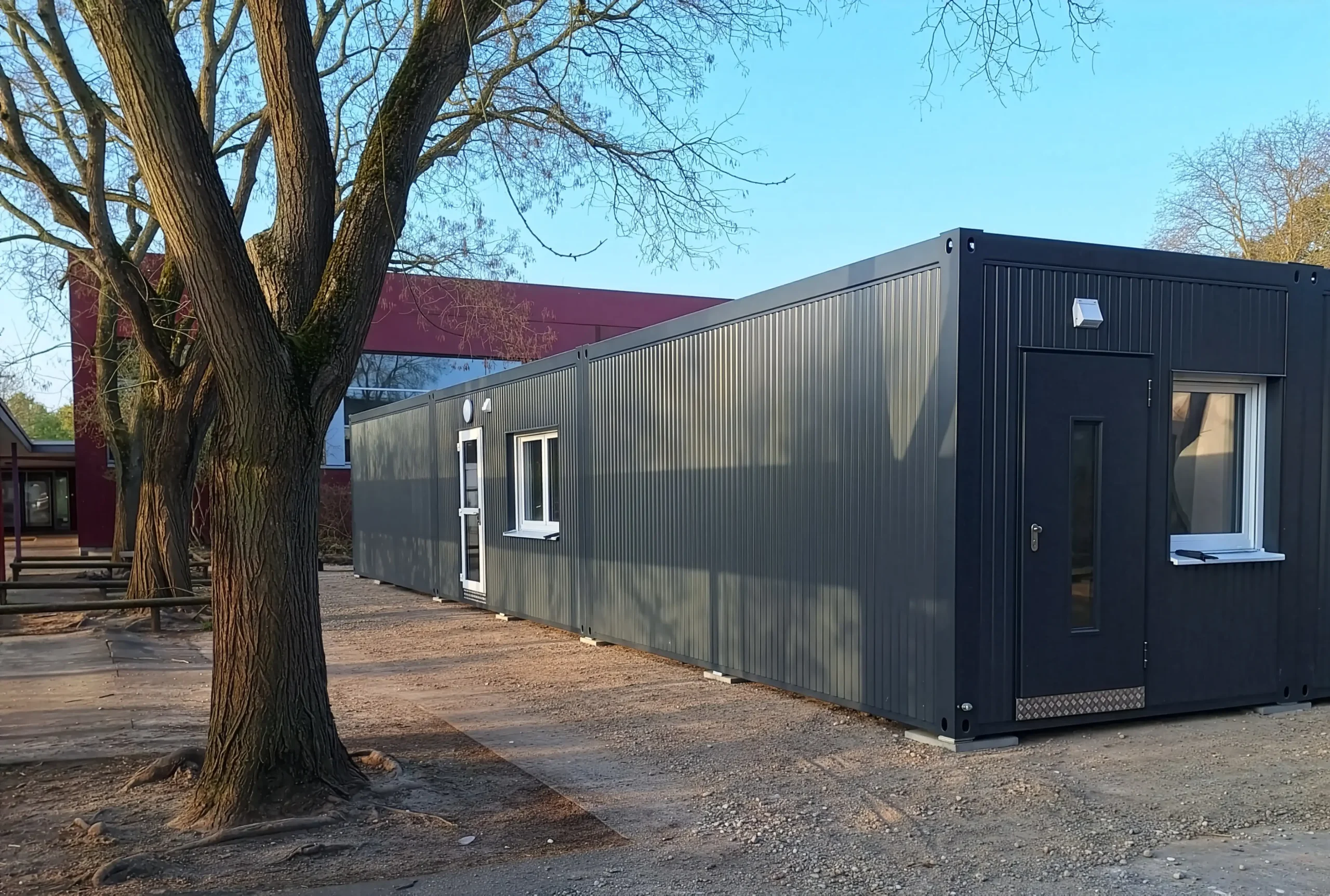 Aufnahme des grauen Schulcontainers in Peine von Außen
