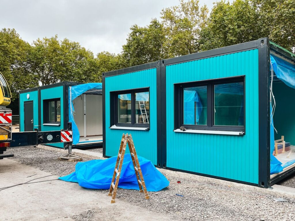 Baustart für modulare Schulerweiterung 3 Aufnahme der im Bau befindlichen blauen Fassade des modulares Schulgebäudes in Herne