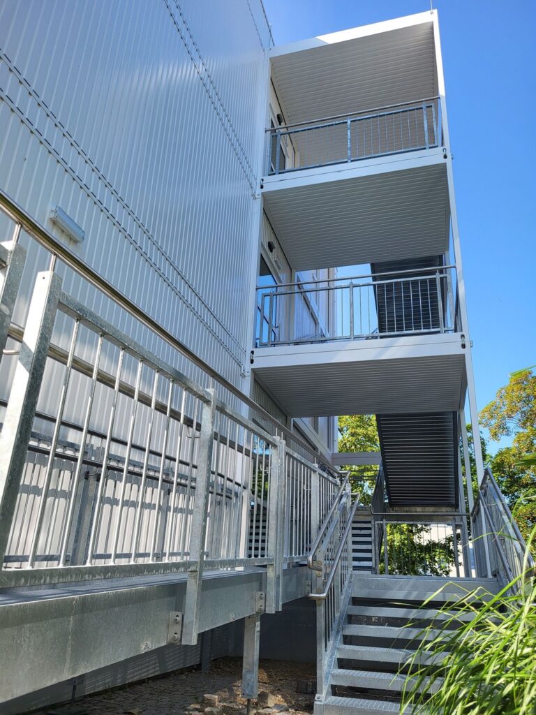 Schule in Metzingen fertiggestellt 2 Aufnahme des Treppenturms des Schulbauprojekts in Metzingen