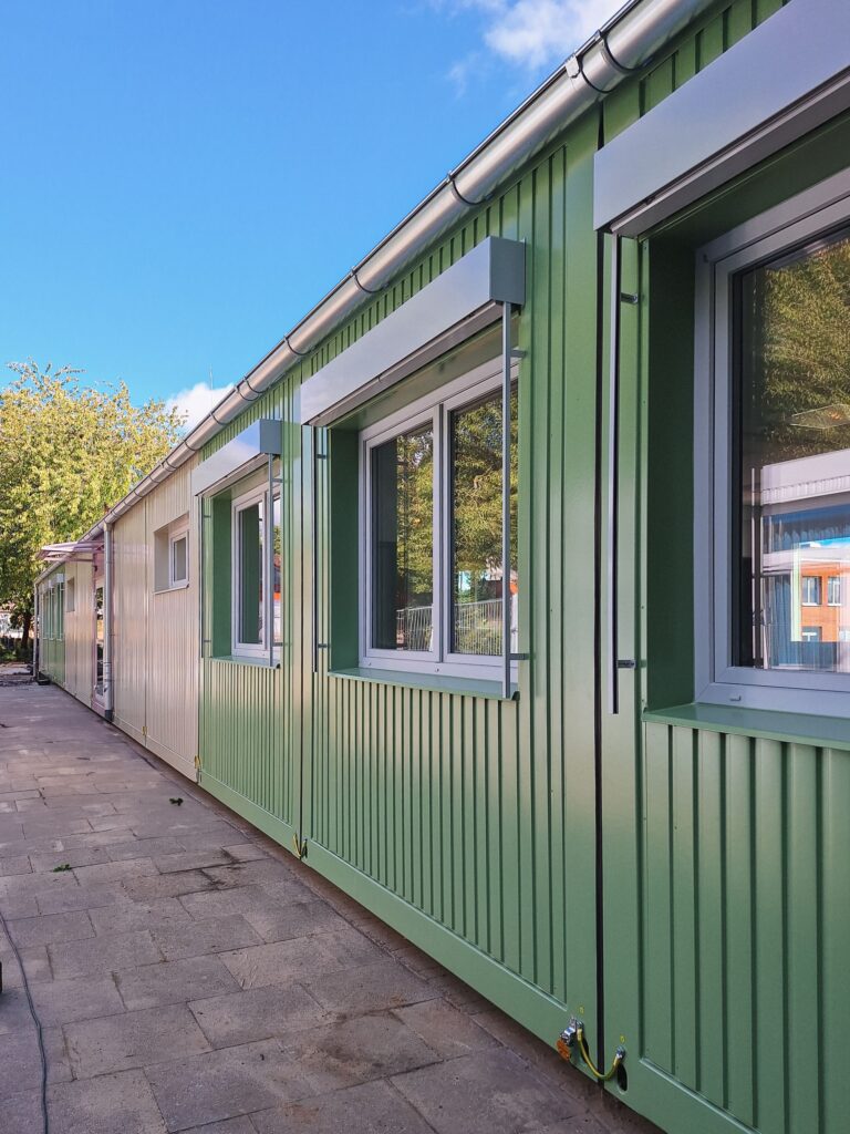 Modulbau-Erweiterung für Schule in Schwentinental 4 Detailaufnahme der neuen Schulerweiterung in Modulbauweise in Schwentinental mit dreifarbiger Fassade