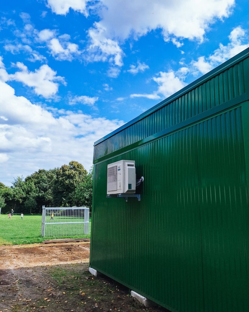 Erweiterung der Dechant-Wessing-Schule in Warendorf Hoetmar 5 Detailaufnahme der grünen Fassade vom Erweiterungsbau in Modulbauweise in Hoetmar
