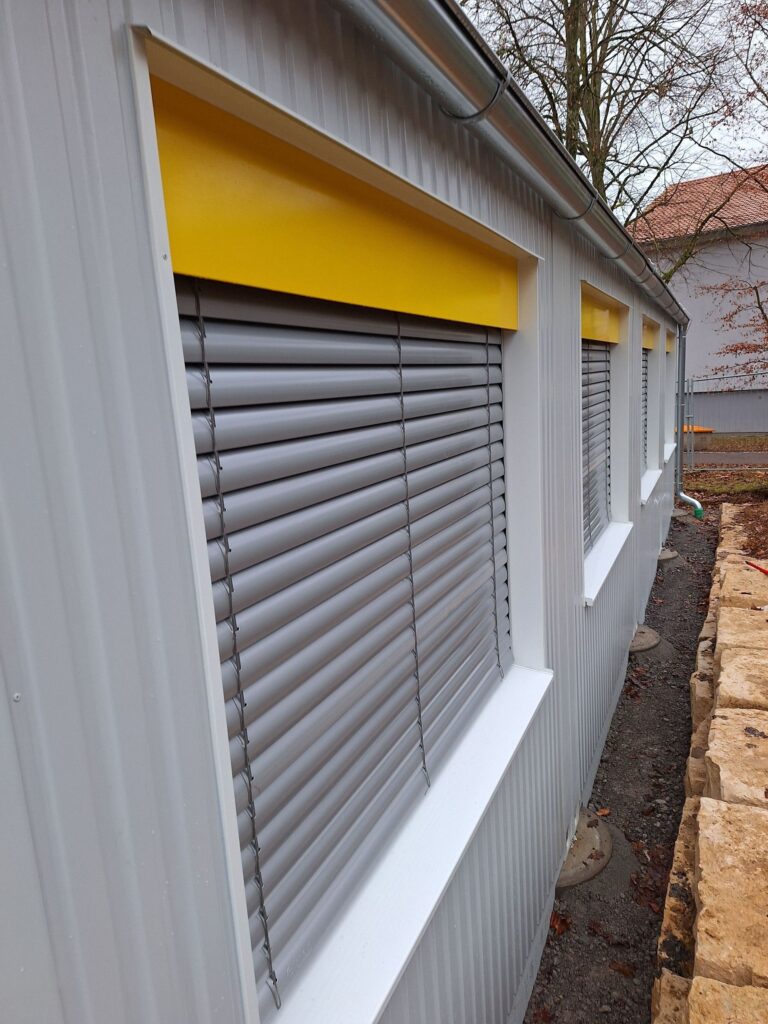 Moderner Erweiterungsbau am Tausgymnasium Backnang 3 Detailaufnahme eines Containers auf der Baustelle des Erweiterungsbaus am Tausendgymnasium in Backnang