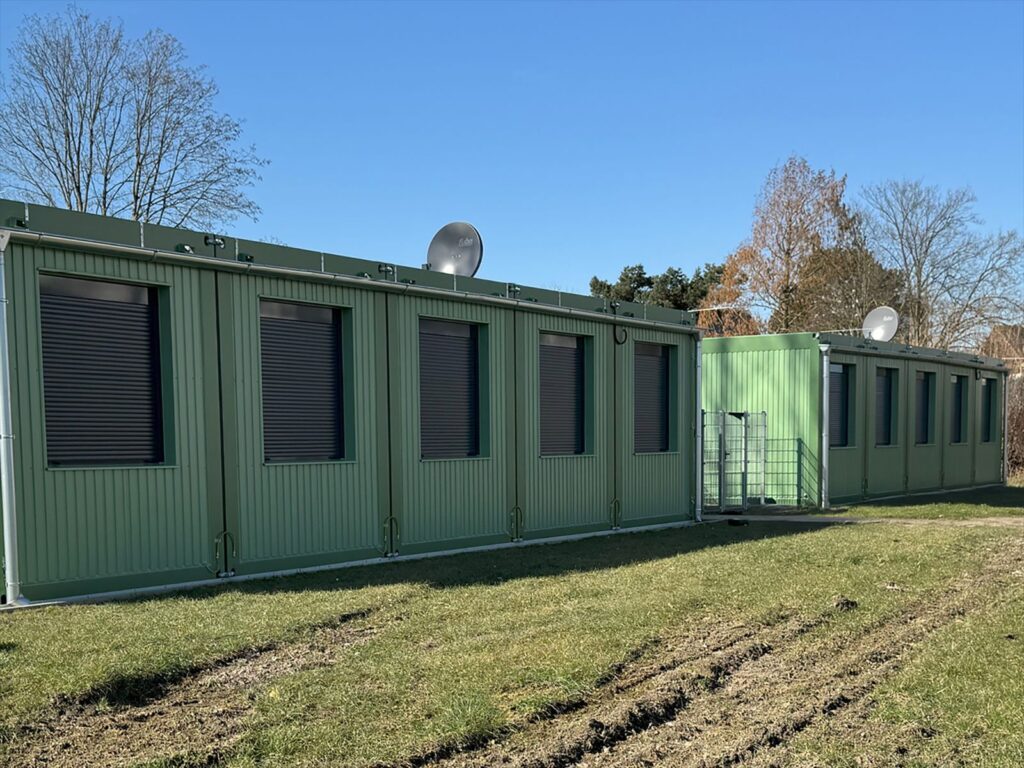 Fertigstellung in Werl: Wohnanlage für Geflüchtete erfolgreich realisiert 2 Aufnahme der einstöckigen Flüchtlings-Wohnanlage in Werl mit hellgrünen Fassaden