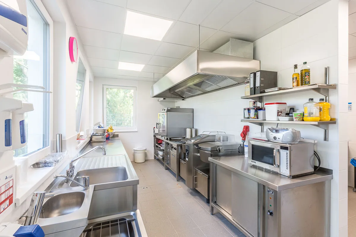 Kindertagesstätte Universität Paderborn 11 Ansicht der industriellen Küche in der Kita an der Universität in Paderborn