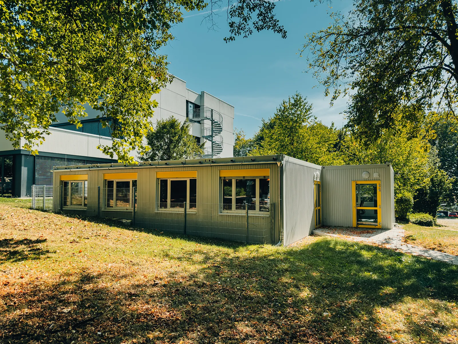 Schulcontaineranlage • Stadt Backnang 3 Außenaufnahme der Containerschulanlage in Backnang