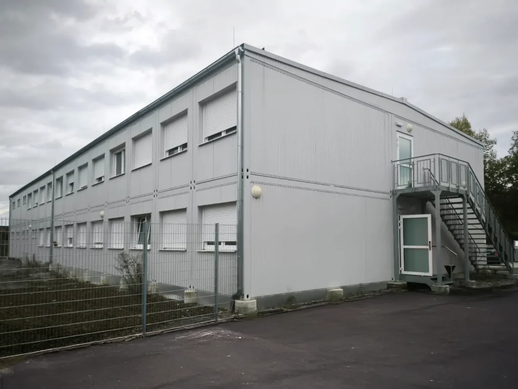 Flüchtlingsunterbringung • Kreisstadt Backnang 2 Außenaufnahme der Flüchtlingsunterbringung in Backnang