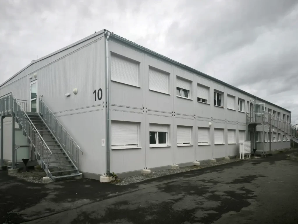 Flüchtlingsunterbringung • Kreisstadt Backnang 1 Außenaufnahme der Flüchtlingsunterbringung in Backnang