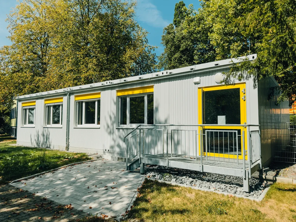 Schulcontaineranlage • Stadt Backnang 1 Außenaufnahme der Schulcontaineranlage in Backnang
