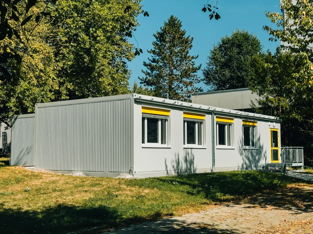 Schulcontaineranlage • Stadt Backnang 2 Außenaufnahme der Containerschulanlage in Backnang