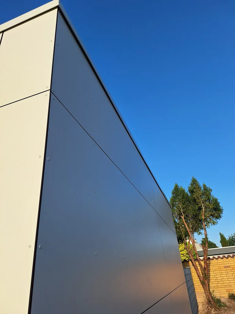 Containerschulanlage • Verbandsgemeinde Alzey-Land 2 Nahaufnahme der Fassadenplatten an der Containerschule in Flomborn