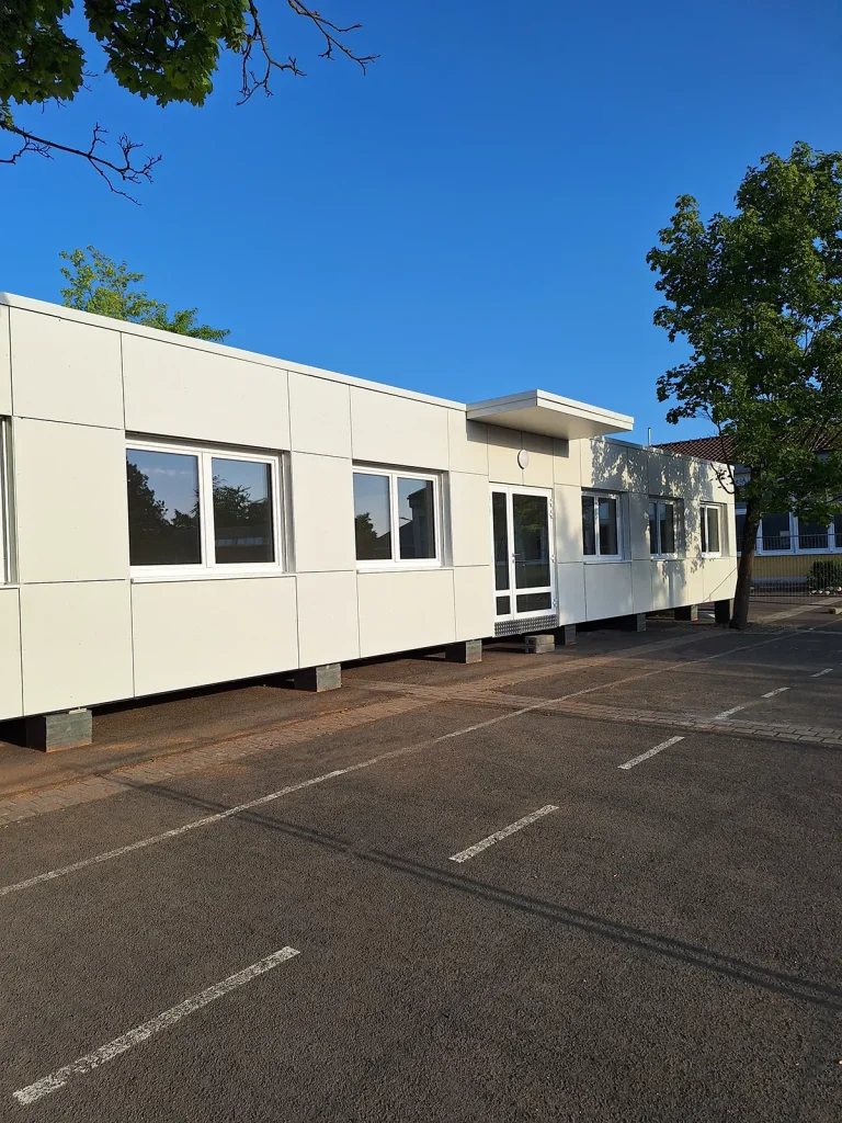 Containerschulanlage • Verbandsgemeinde Alzey-Land 1 Außenaufnahme der Containerschulanlage in Flomborn