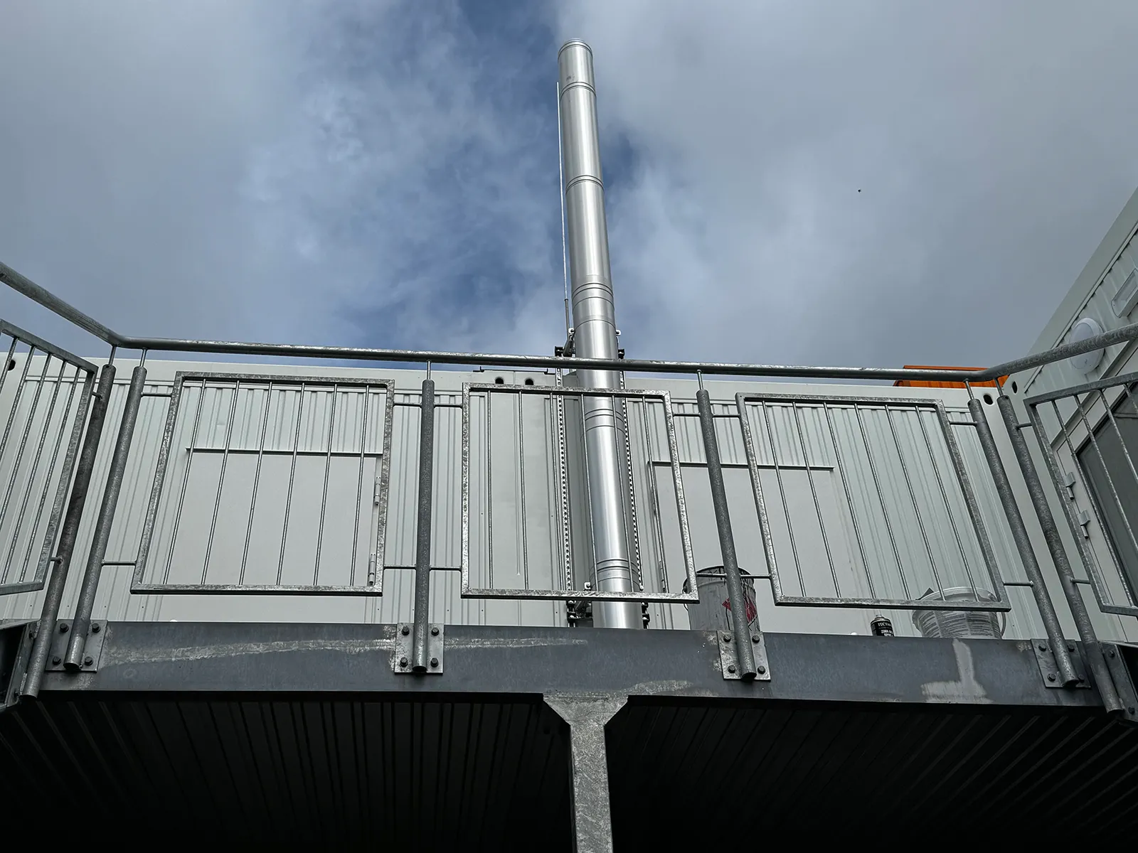 Wohnanlagen für Geflüchtete • Stadt Goch 7 Schornstein der Pelletanlage der Wohnanlage in Goch