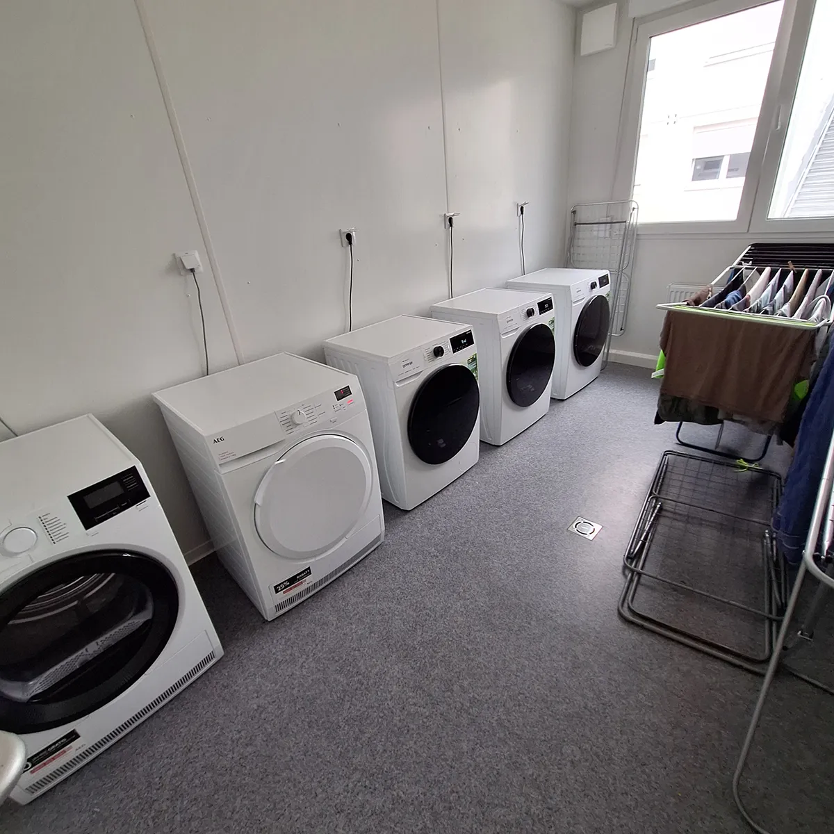 Wohnanlagen für Geflüchtete • Stadt Goch 12 Aufnahme des Wäscheraums in der Wohnanlage