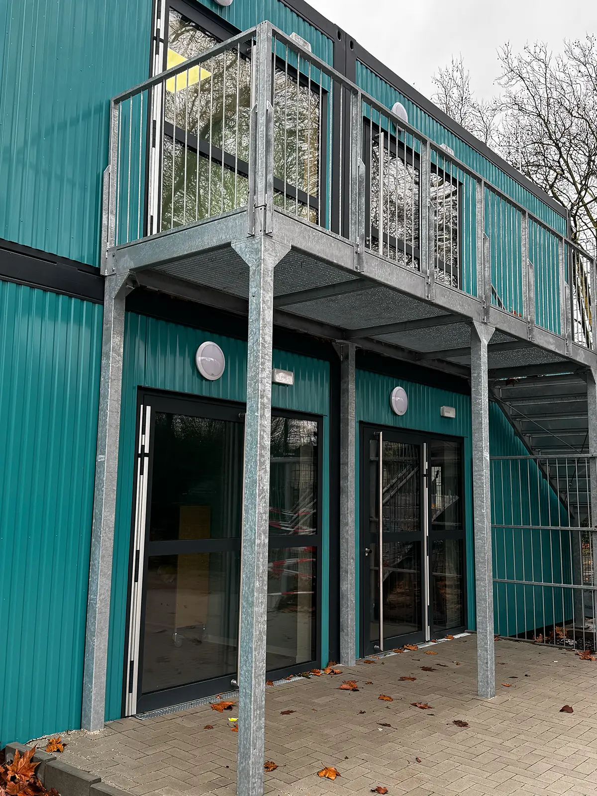 Containerschulanlage • HSM Herne 4 Außenansicht der neuen Container-Schule in Herne