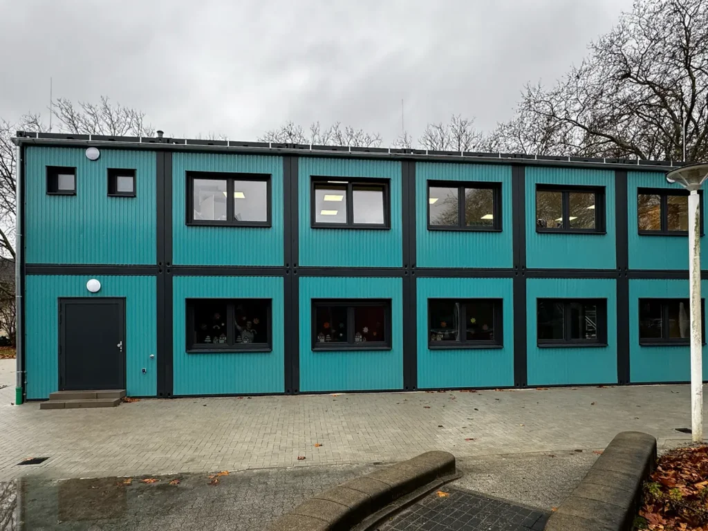 Containerschulanlage • HSM Herne 1 Außenansicht der neuen Containerschulanlage in Herne