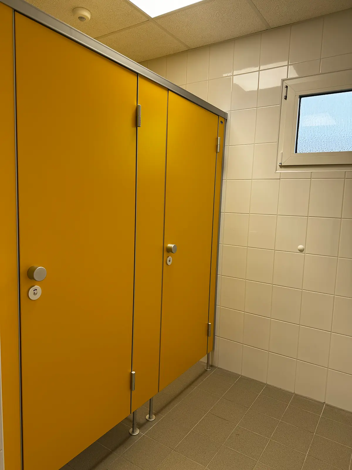Containerschulanlage • HSM Herne 9 Innenansicht der Toiletten in der neuen Container-Schule in Herne