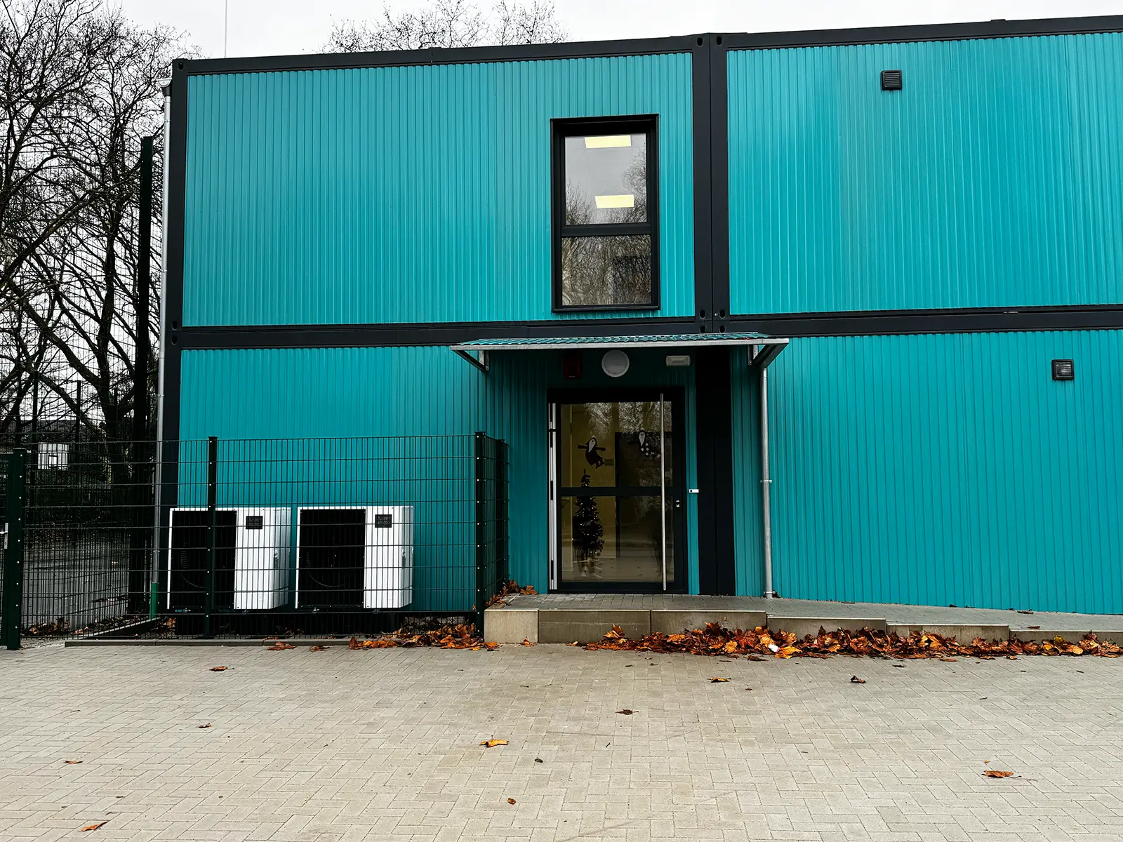 Containerschulanlage • HSM Herne 3 Außenansicht der neuen Container-Schule in Herne