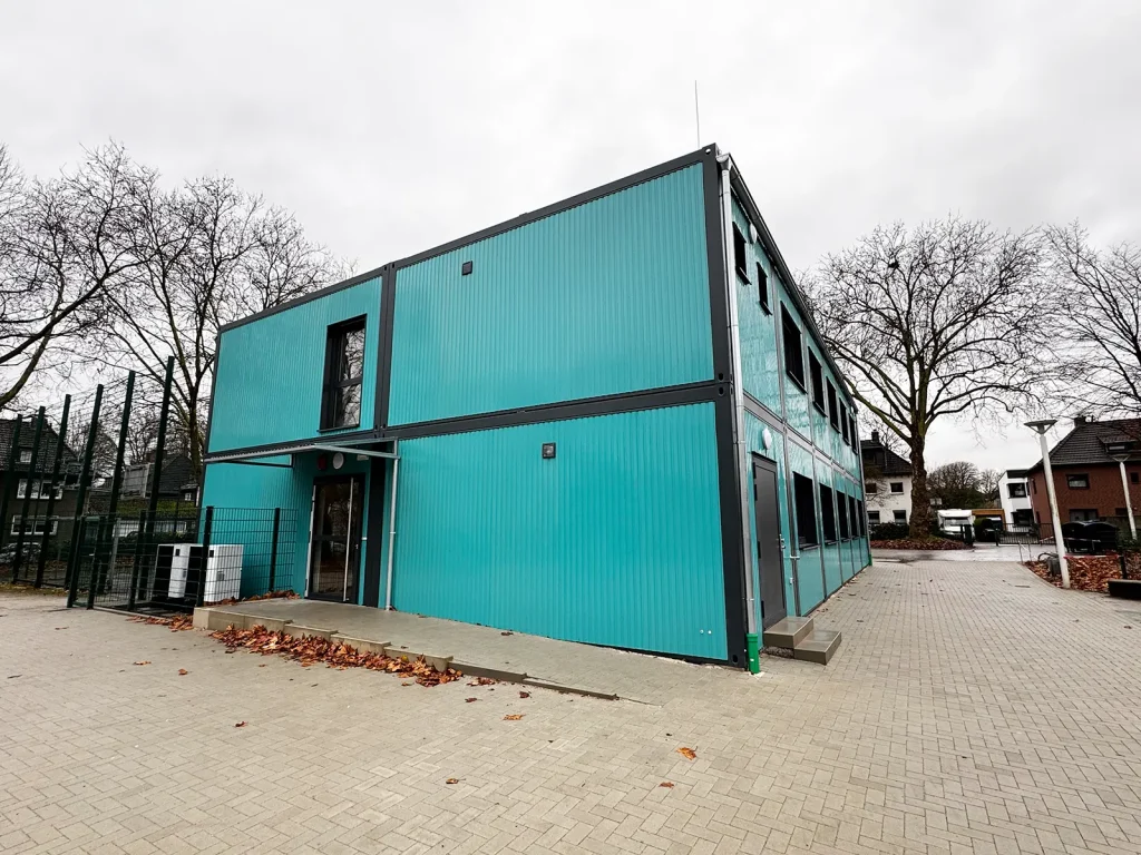 Containerschulanlage • HSM Herne 2 Außenansicht der neuen Container-Schule in Herne