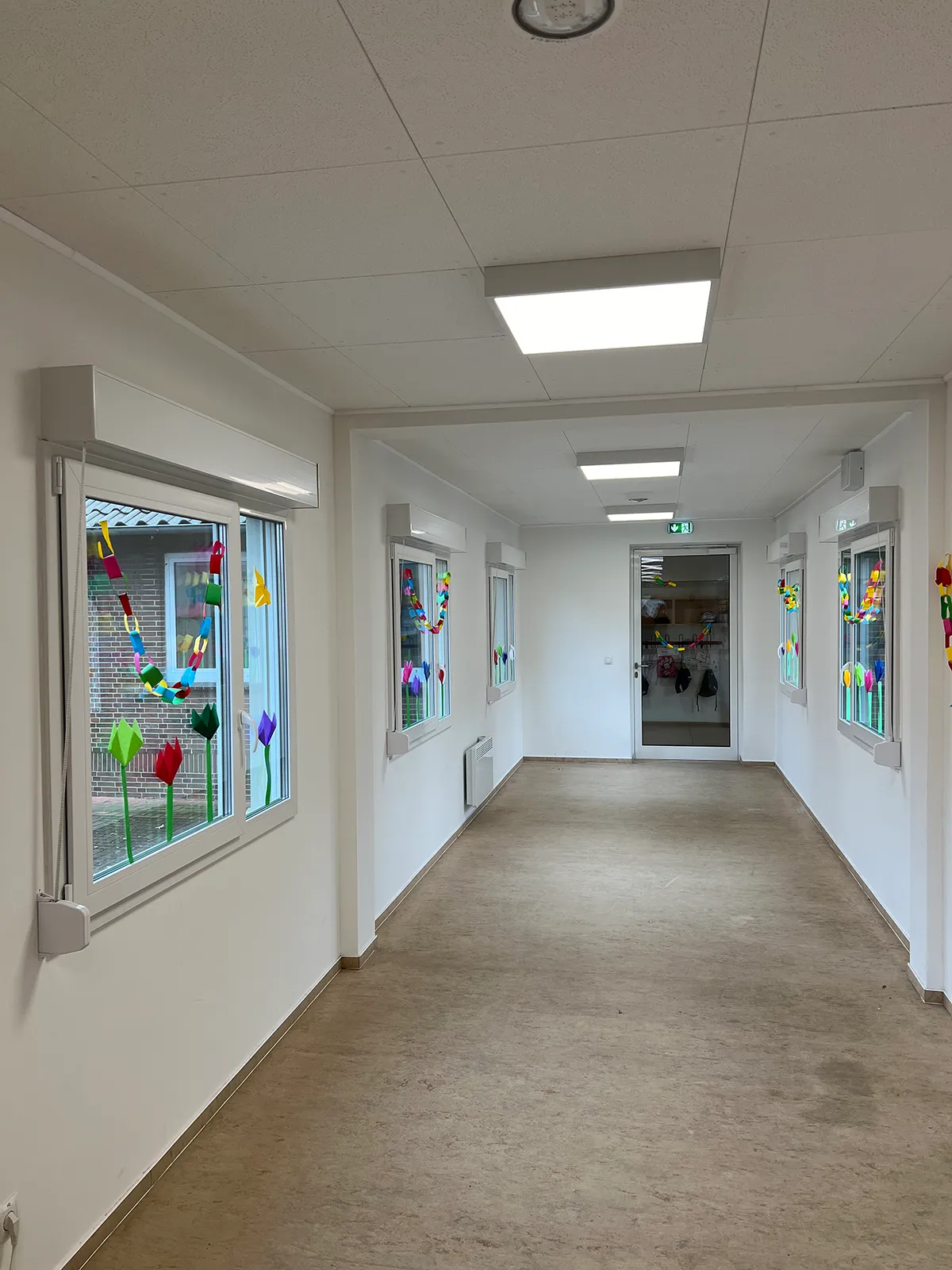 Temporäre Grundschule • Gemeinde Holdorf 8 Innenansicht des Schulflurs in der temporären Grundschule in Holdorf