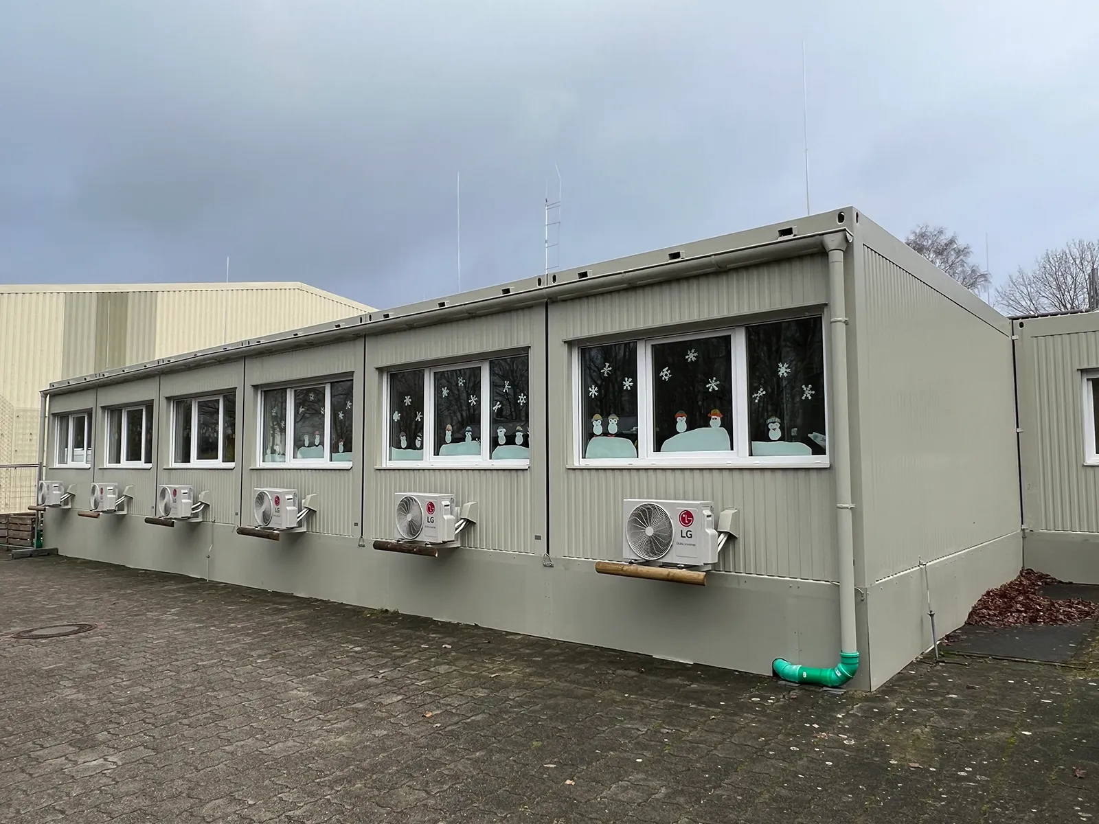 Temporäre Grundschule • Gemeinde Holdorf 3 Außenaufnahme der temporären Grundschule in Holdorf