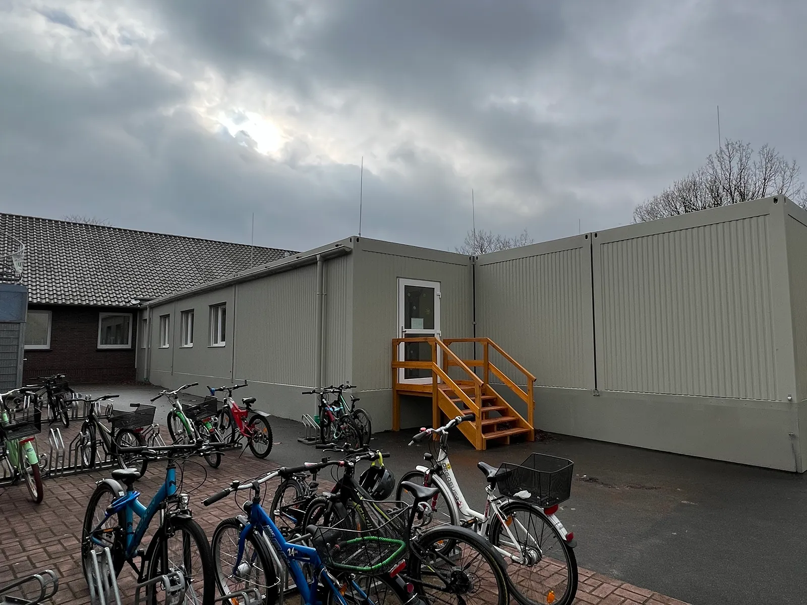 Temporäre Grundschule • Gemeinde Holdorf 4 Außenaufnahme der temporären Grundschule in Holdorf