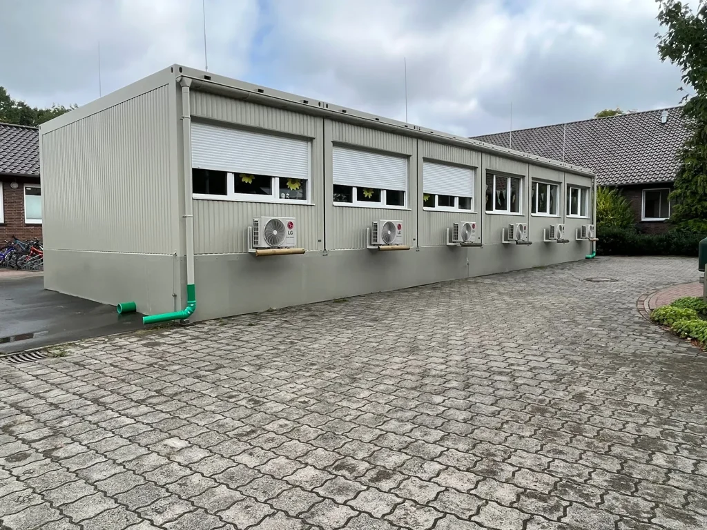 Temporäre Grundschule • Gemeinde Holdorf 1 Außenaufnahme der temporären Grundschule in Holdorf