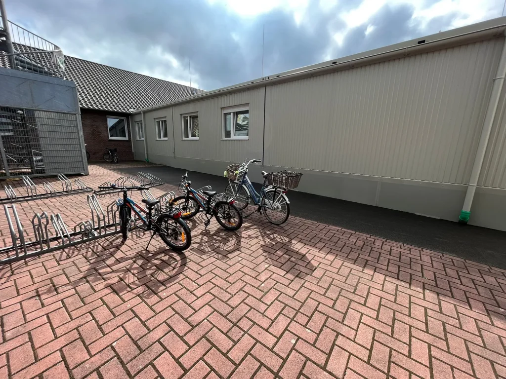 Temporäre Grundschule • Gemeinde Holdorf 2 Außenaufnahme der temporären Grundschule in Holdorf