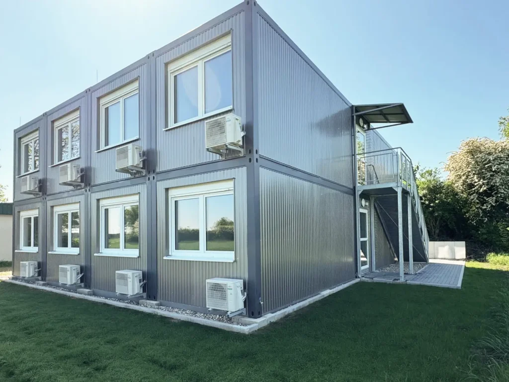 Außenansicht der zweistöckigen Flüchtlingsanlage in Kaarst