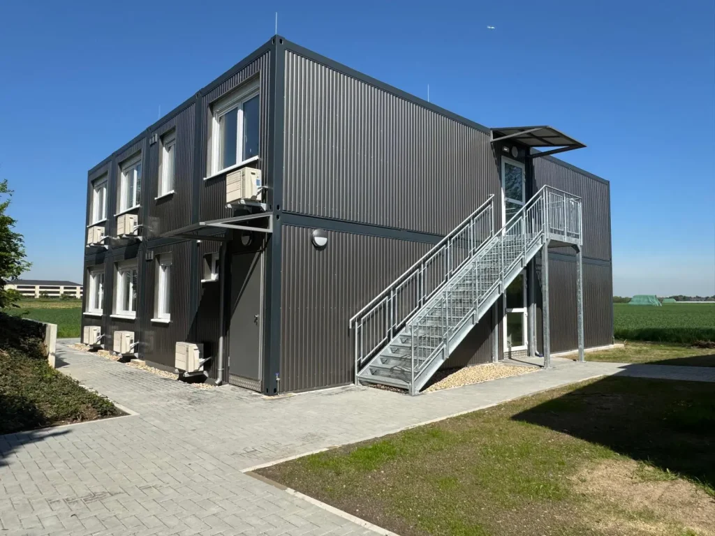 Außenansicht der zweistöckigen Flüchtlingswohnanlage in Modulbauweise in Kaarst