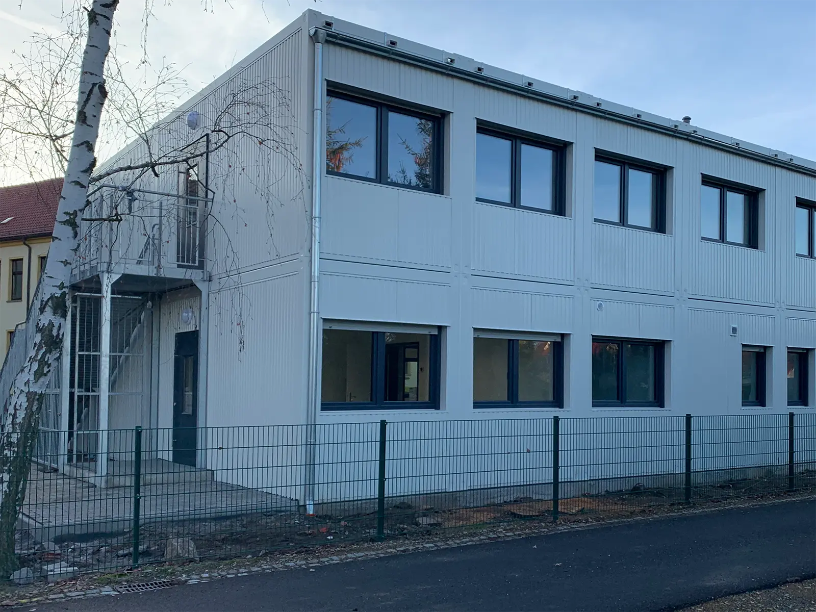 Hort in Modulbauweise • Gemeinde Massen 4 Neubau Hort in Modulbauweise in der Gemeinde Massen von außen betrachtet