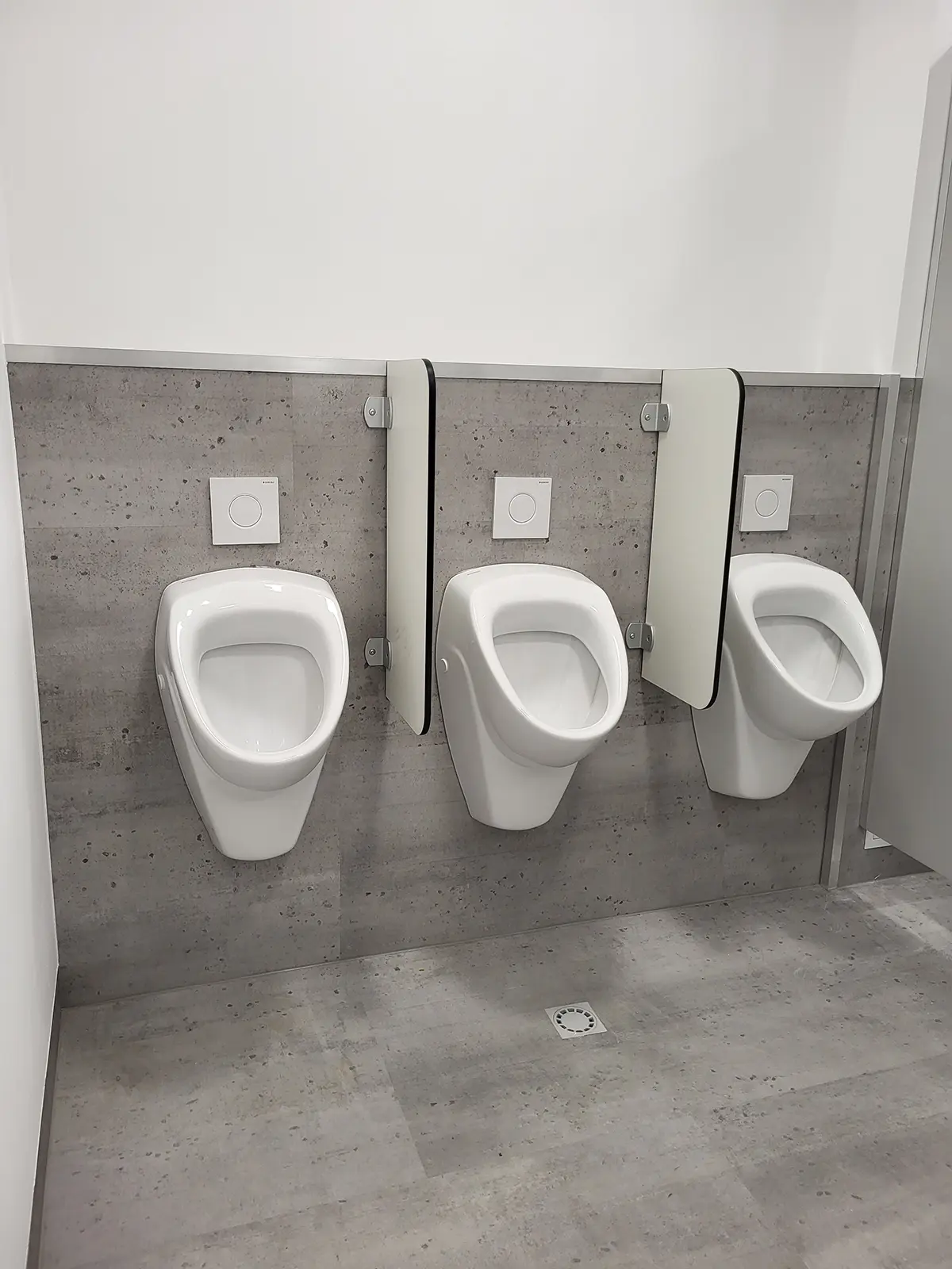 Schulinterimsgebäude • Stadt Metzingen 14 Aufnahme einer Toilette in der Interimsschule in Modulbauweise in Metzingen