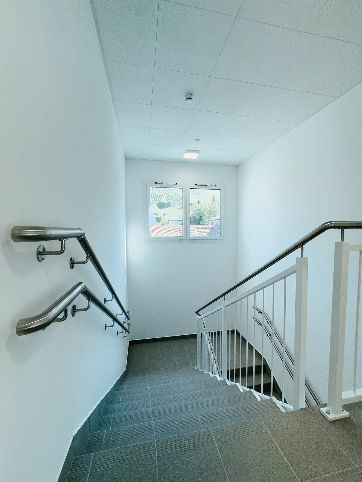 Schulinterimsgebäude • Stadt Metzingen 9 Aufnahme eines Flurs in der Interimsschule in Modulbauweise in Metzingen