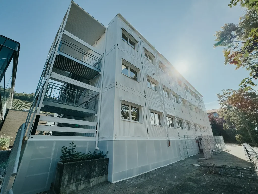 Schulinterimsgebäude • Stadt Metzingen 2 Außenaufnahme der Interimsschule in Modulbauweise in Metzingen