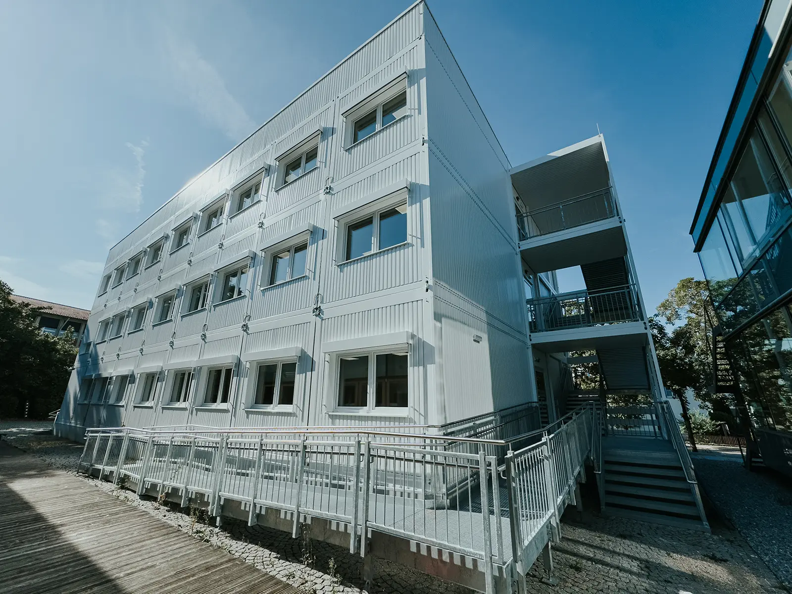 Schulinterimsgebäude • Stadt Metzingen 3 Außenaufnahme der Interimsschule in Modulbauweise in Metzingen