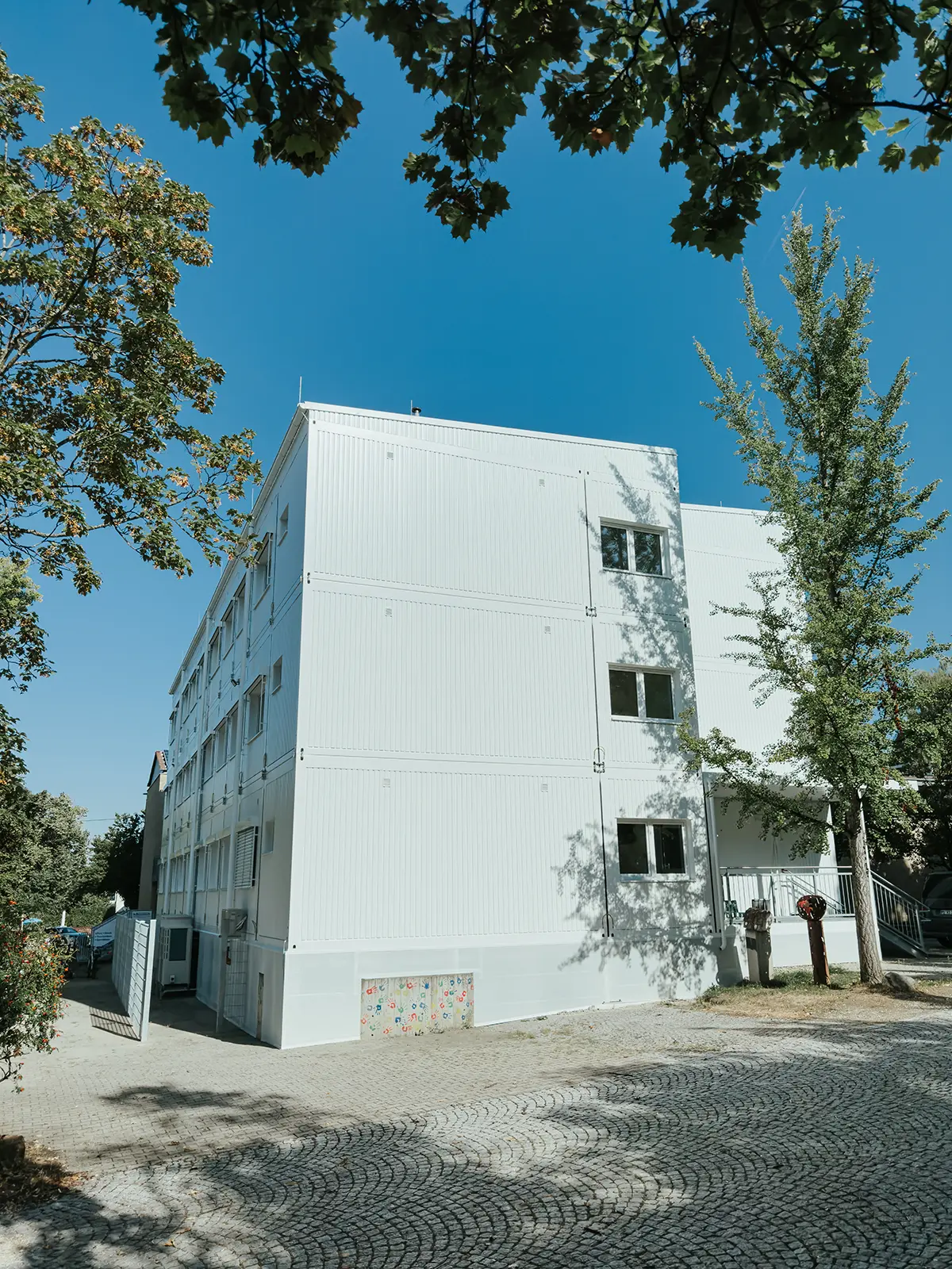 Schulinterimsgebäude • Stadt Metzingen 4 Außenaufnahme der Interimsschule in Modulbauweise in Metzingen