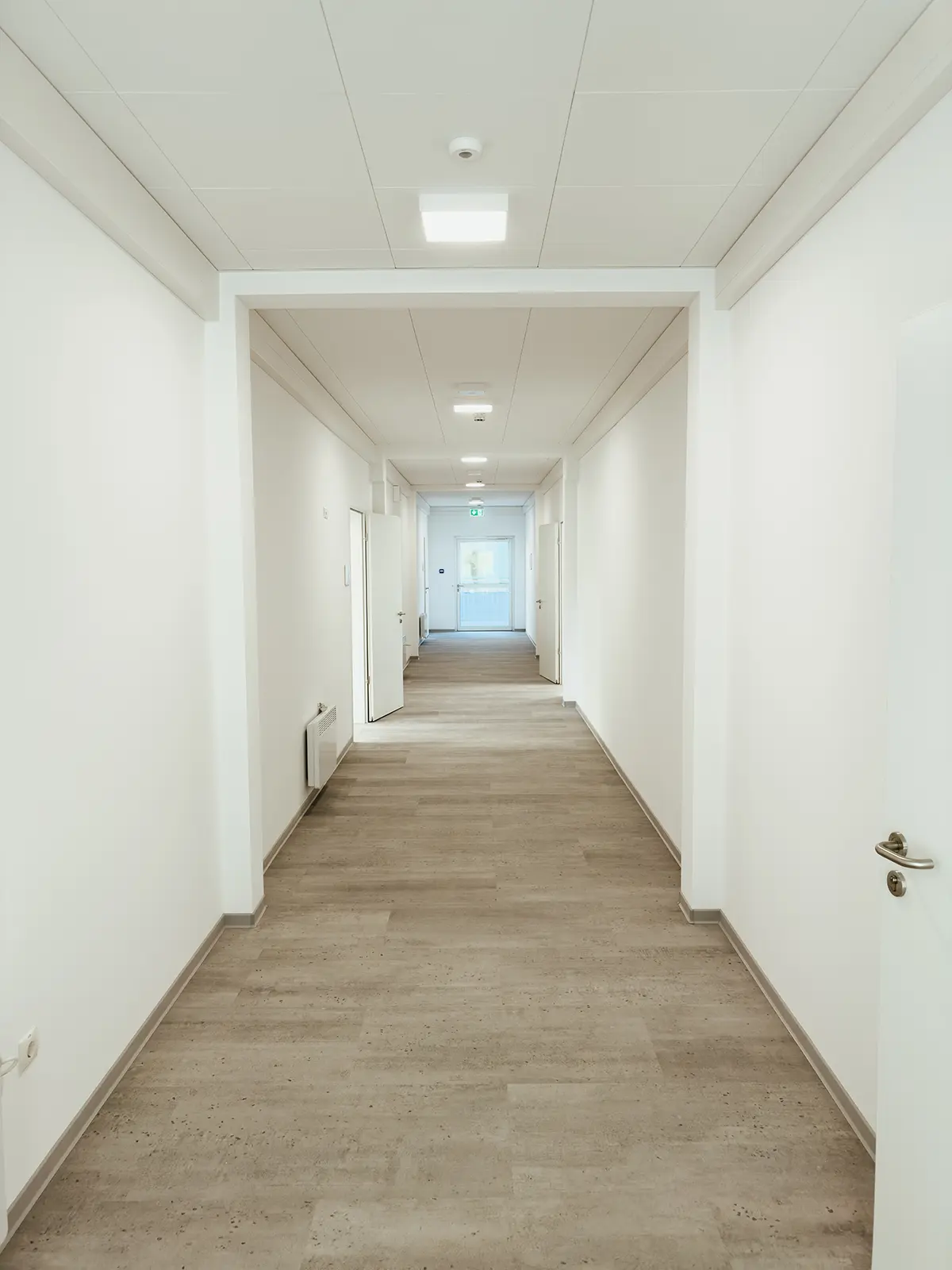 Schulinterimsgebäude • Stadt Metzingen 8 Aufnahme eines Flurs in der Interimsschule in Modulbauweise in Metzingen