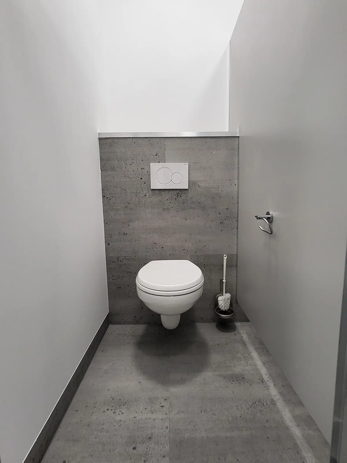 Schulinterimsgebäude • Stadt Metzingen 13 Aufnahme einer Toilette in der Interimsschule in Modulbauweise in Metzingen